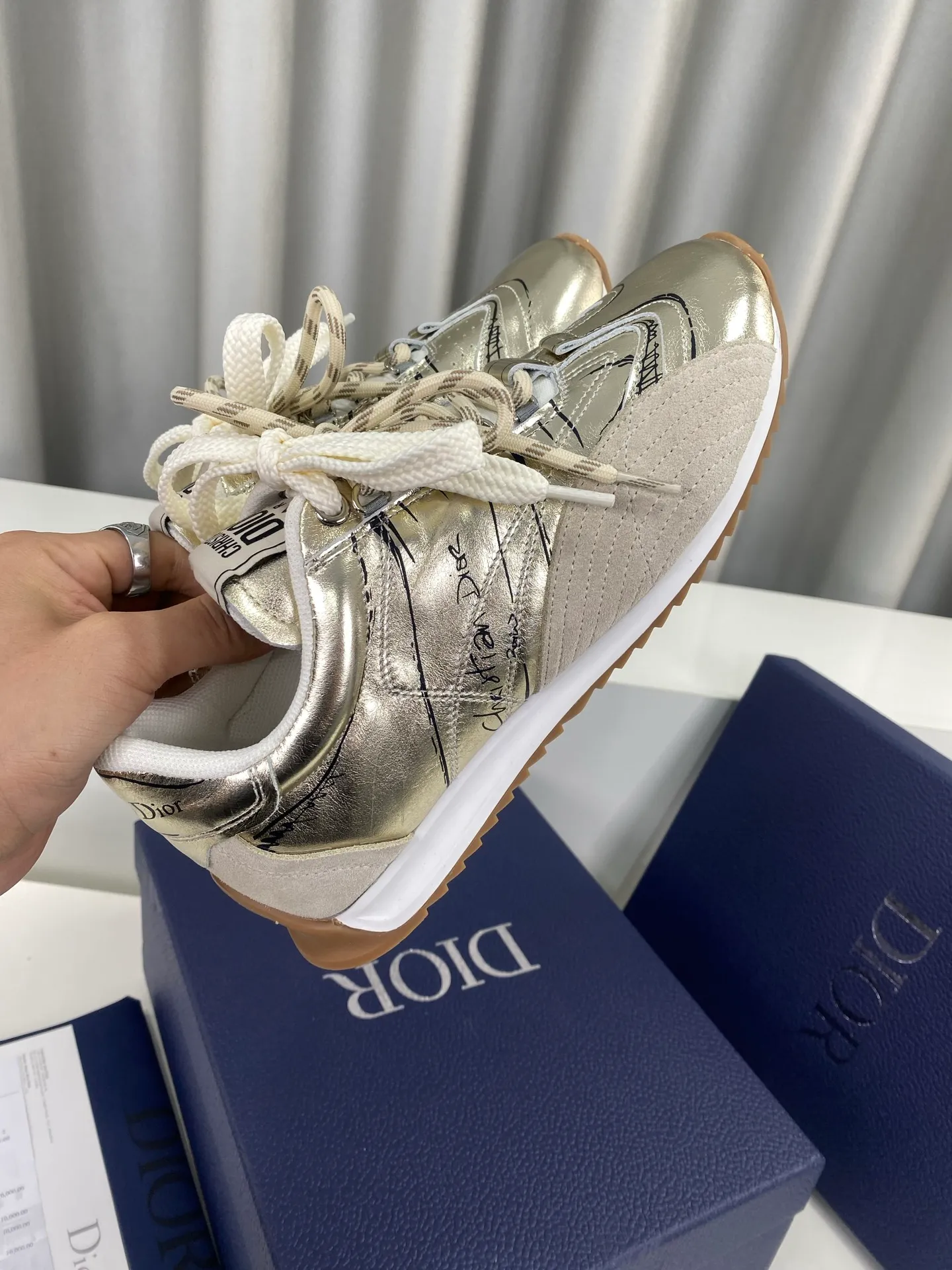 👟👟Ex-factory price 560👟👟 Men's size +10 Dior Dior D-Sketch series graffiti moral shoes casual sports shoes ☑️ D-Sketch sports shoes made a wonderful appearance at the Dior 2025 spring and summer ready-to-wear series show, highlighting the classic retro aesthetics. Crafted from white nylon and calf leather, it's finished with a printed logo inspired by the shoe's production stages, with beige suede calf leather panels and double laces. A handwritten Christian Dior Paris signature adorns the sides, while a Christian Dior Paris signature panel and plaque adorn the heel and tongue. Paired with two-color thin rubber soles, they are more refined and can add high-end temperament to various casual looks. Exquisite packaging at the delivery counter🛍📦 ▪️Fabric: Original customized cowhide/graffiti ▪️Inner foot pads: Breathable mesh ▪️Sole: Original molded non-slip rubber outsole ▪️Sole thickness: 2CM ▪️Size: 35-45 (45 for women and 45 for men, customization is not returnable)